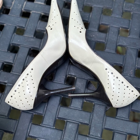 Carlos by Carlos Santana Leather Heels 9m Beige w Laser Cut outs. Made inBrazil - Picture 5 of 9